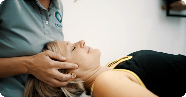 Wir testen den Bewegungsbereich deines Körpers. Danach erhältst du deine erste osteopathische Behandlung.
